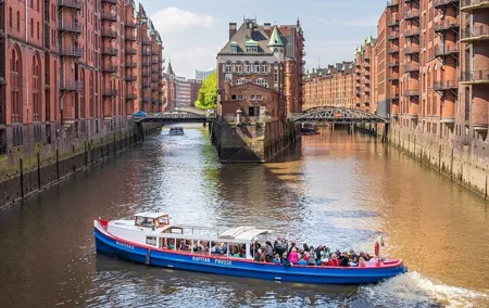 One hour long harbor tour in Hamburg