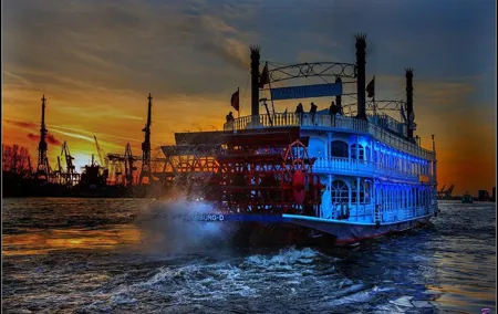 Lights tour through the port of Hamburg and to the historic warehouse district