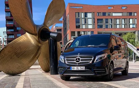 Private sightseeing tour in Hamburg with premium minivans