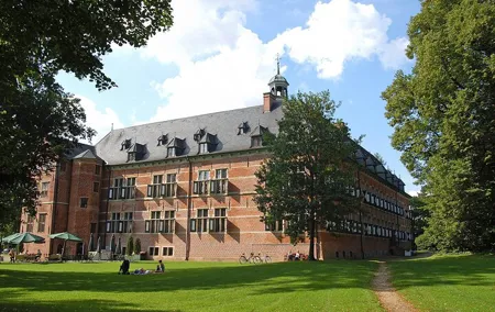 Reinbek Castle and Ahrensburg Palace Trip by Car from Hamburg