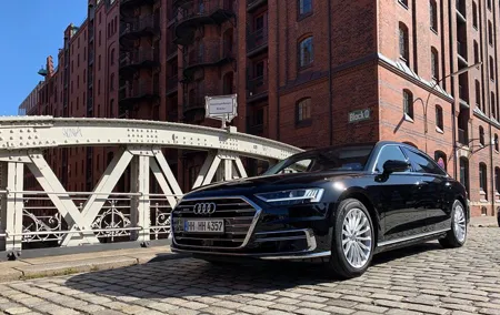 Private sightseeing tour in Hamburg with premium limousines