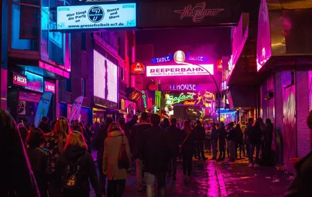 Reeperbahn tour with pleasure and vice and a lot of money