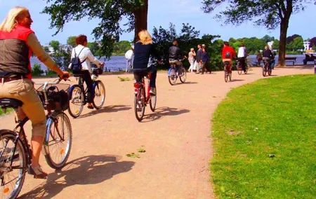 Bike tour through beautiful Hamburg - Outer Alster bike tour (min.4)
