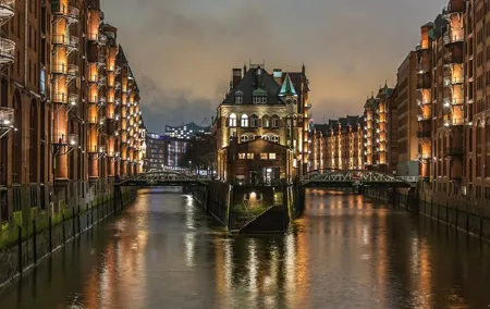 Hamburg: Self Guided Scavenger Hunt and Walking Tour