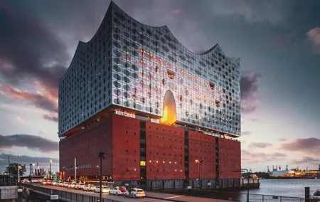 Discover Hamburg from landmark to landmark