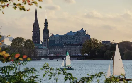E-bike activity in Hamburg with a cultural program and snacks