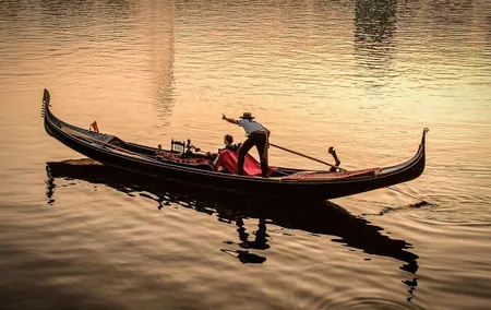 Hamburg: Public ride with an original Venetian gondola
