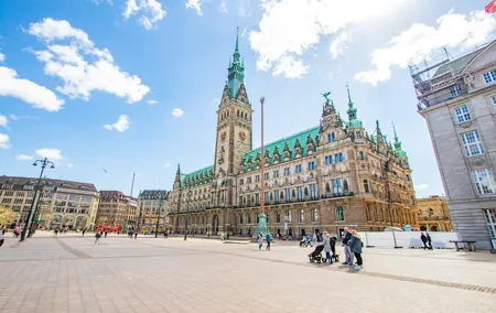 In footsteps of the Hansa Trade League in Hamburg with a Local