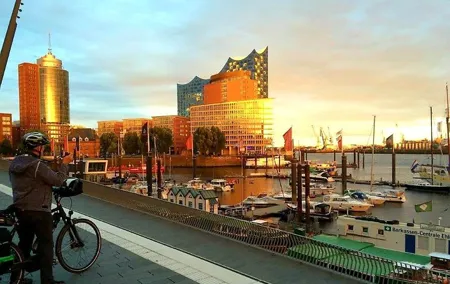 Bicycle tour Maritime Elbe suburbs to Blankenese (min.6)