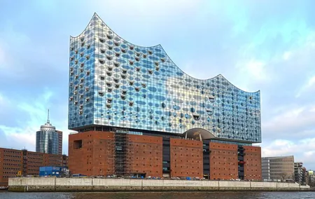 Layover in Hamburg a Private Tour with a local: Best Highlights of Hamburg