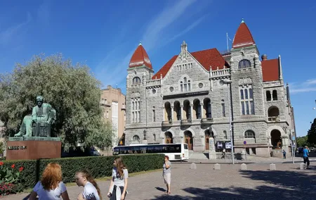 Helsinki Highlights: walking tour with local guide
