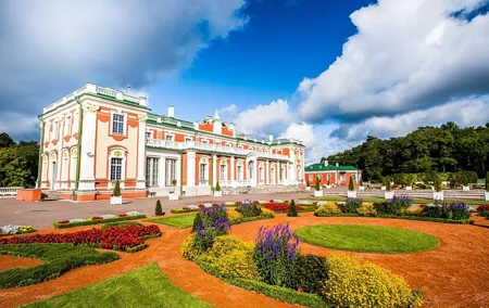 Private Medieval Tallinn Tour with Kadriorg-Pirita Seashore