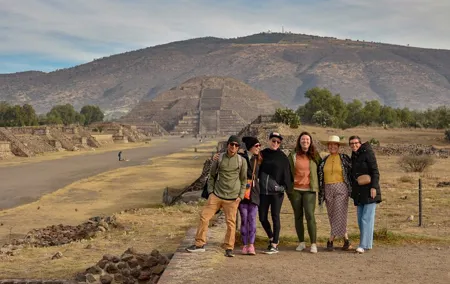 Pyramids of Teotihuacan and restaurant la Gruta (Original)