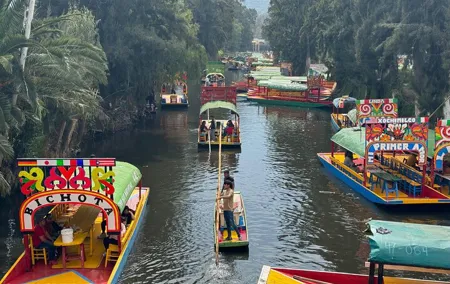 Boat tour in Mexico City with Live Guide with Food and Drinks