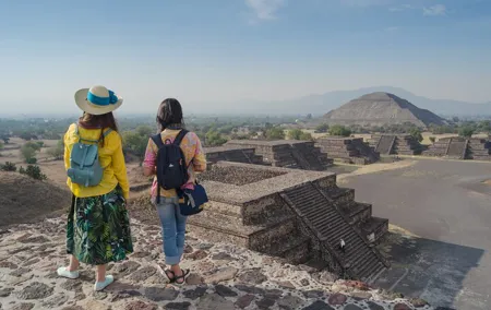 Guided tour in Teotihuacan + breakfast in Cueva + Transportation CDMX