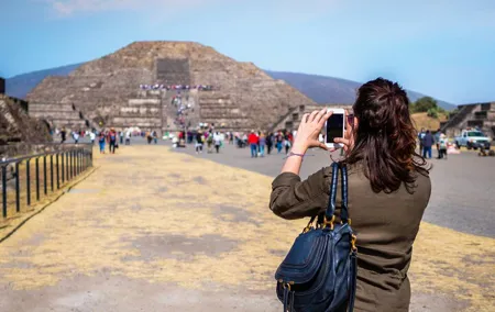 Tour to Teotihuacan with visit to ancient caves and CDMX transportation