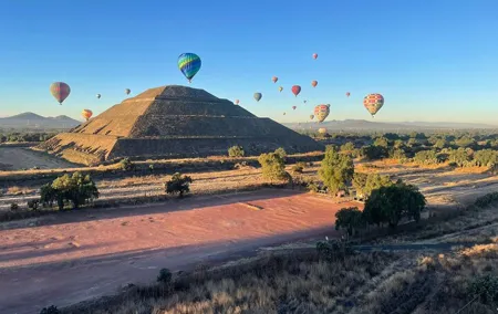 Sunrise Balloon Flight over Teotihuacan and Breakfast in Cueva