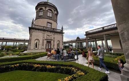 100% private tour in Chapultepec Castle & around (with transport)