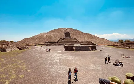 Teotihuacan and Basilica with Tickets and Food Included