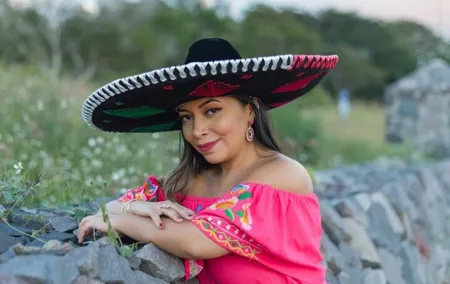 Capture your Essence on the Vibrant CDMX : Personalized Session