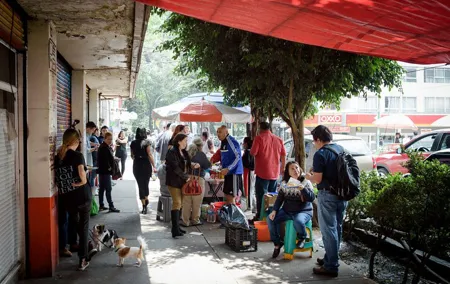 La Roma's Famous Sights and Local Lore: A Self-Guided Audio Tour