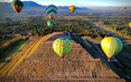 Adventure plus perfect photo : sunrise and balloon over Teotihuacan