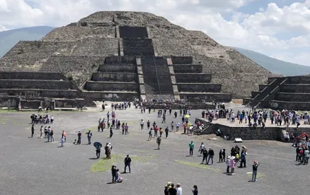 Small VIP Group: Teotihuacan Pyramids and Shrine of Guadalupe with lunch