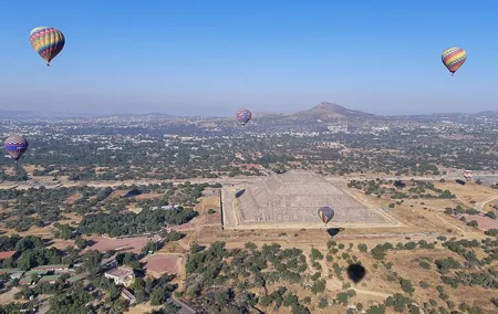 Flight in Globe, visit archaeological area, breakfast and transport