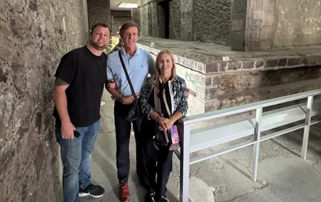 Eat in a local house & access to restricted areas in Teotihuacan