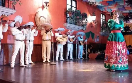 Live a Mexican Night in Plaza de los Mariachis