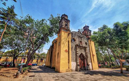 ARCHITECTURAL TOUR in Coyoacán - small groups