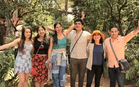 Vibrant Coyoacán Art Tour with Flavorful Mexican Fruit Tasting!