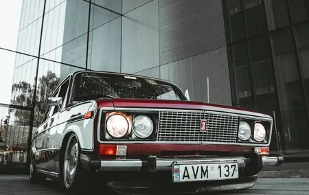 2-Hour London Private Guided Tour via Classic Low Rider Lada