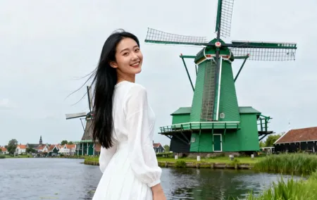 Amsterdam Chinese Day Tour: Zaanse Schans, Legoland & Giethoorn