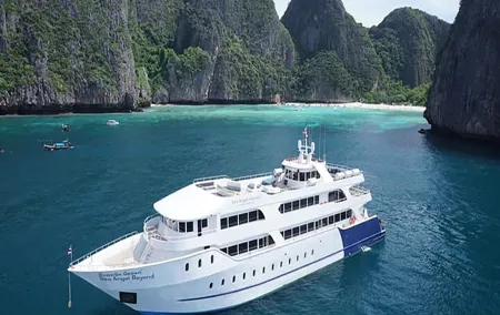 Phuket to Phi Phi Islands by Cruise with Lunch and Snorkeling