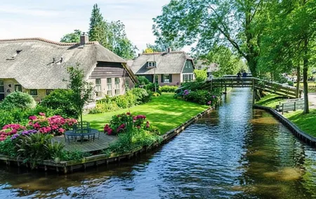 Giethoorn Luxury Private Bus Tour + Zaanse Schans (7 guests)