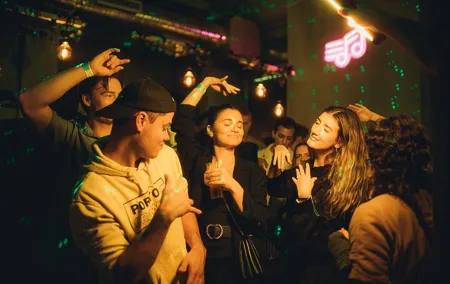 New Years Eve Porto Crawl: 7 drinks, Games, Fun & VIP club entry