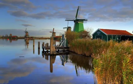 Zaanse Schans Windmills and Volendam Small-Group Tour from Amsterdam