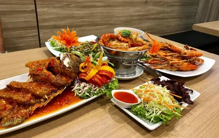 Half Day Damnoen Saduak Floating Market with Thai Halal Set Lunch
