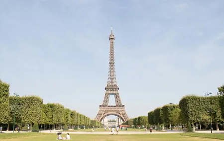 Versailles Palace & Eiffel Tower: Paris Day Trip with Guide