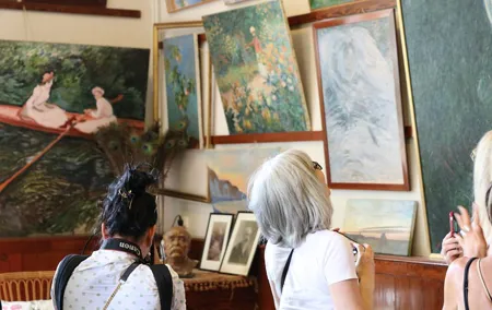 Versailles Palace & Giverny Private Guided Tour with Lunch and Priority Access