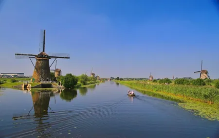 Kinderdijk private tour WINDMILLS in luxury Jaguar S Type