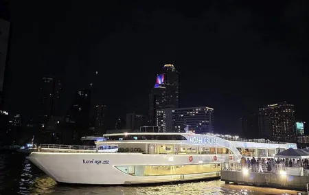 Noah Luxury Dinner Cruise with Traditional Show in Bangkok