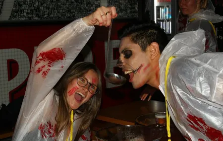 Porto: Halloween Pub Crawl 4 bars, 1 club, Scary Games & 7 Drinks