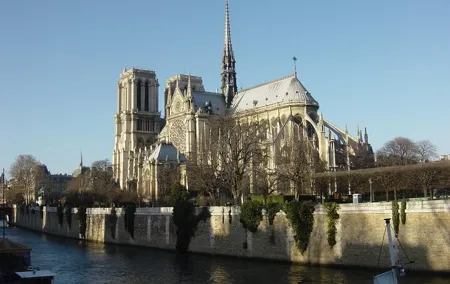 Notre Dame Cathedral Exterior Group Tour