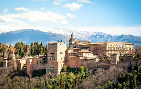 Sagrada Família and Gothic Quarter 2 Hour Walking Tour