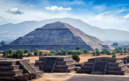 Private Teotihuacán Pyramids and Xochimilco Day Tour