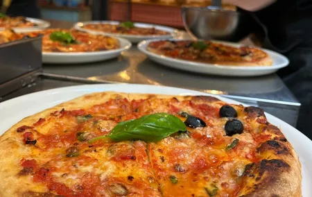 2 Hour Florence Pizza and Gelato Small Group Guided Cooking Class