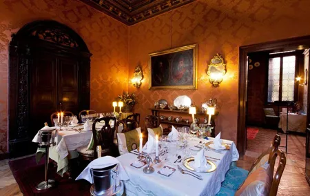 Dinner in a noble Palace & private gondola ride
