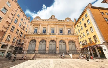 Walk from Old Lyon to the Peninsula with a Guide